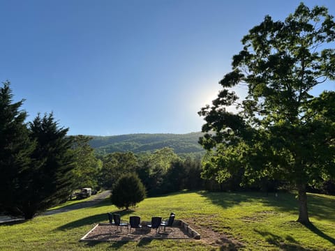 Hot Tub! Charming Cottage With Horse Farm View Casa in Nelson County