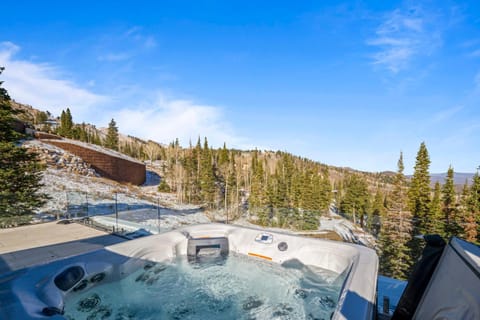 Ski-In Out Home in The Colony l Winter Way by Stay Chalet in Wasatch County