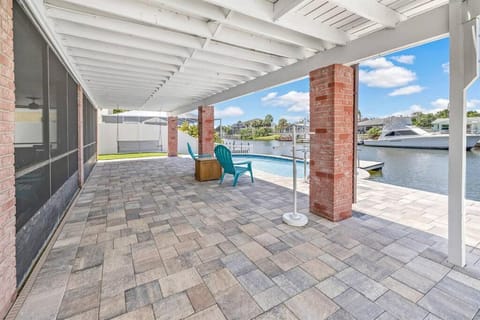 Waterfront home with pool and gameroom! Casa in Hernando Beach