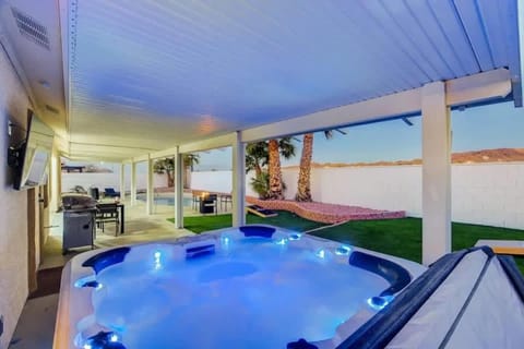 1-Story Getaway w Pool, Jacuzzi & Firepit, Sleeps 10 Villa in Henderson