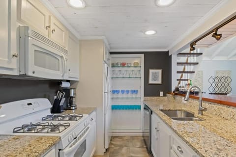 Stay On The Cape Vacation Rentals: Contemporary Saltbox In New Seabury House in New Seabury