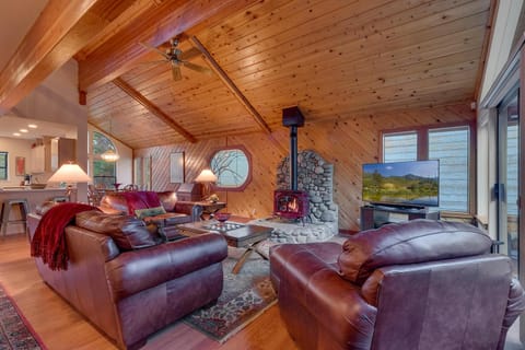 Dogwood Place- Hot Tub- Pet Friendly- Pool Table- Wood Fireplace- Amenity Access Haus in Truckee