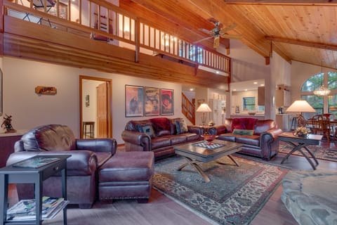 Dogwood Place- Hot Tub- Pet Friendly- Pool Table- Wood Fireplace- Amenity Access Haus in Truckee