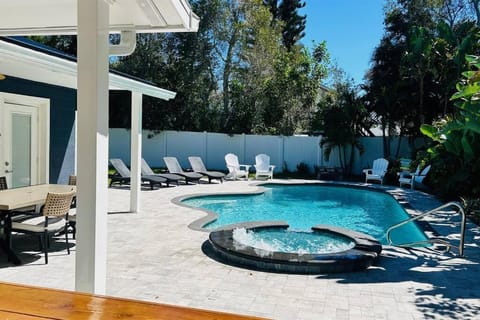 Large pool! Ping Pong! 3 Bedrooms and 2 Bath! Haus in Indian Rocks Beach