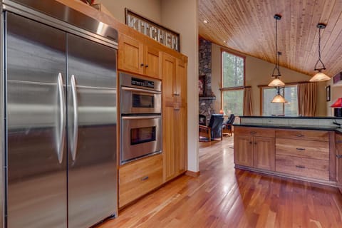 High Country Lodge - Hot Tub, Amenities Access, Shuffleboard and Horse Shoe Pit Maison in Truckee
