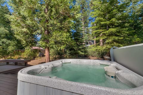 High Sierra at Dollar Point - Private Hot Tub, Close to Ski Resorts, Pet Friendly! Haus in Dollar Point