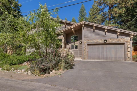 High Sierra at Dollar Point - Private Hot Tub, Close to Ski Resorts, Pet Friendly! Casa in Dollar Point