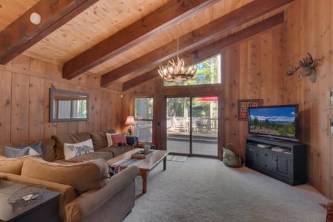 Holly House on the West Shore - New Hot Tub, Wood Fireplace, Near Skiing House in Tahoe City