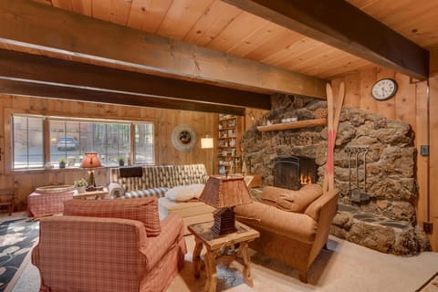 Holly House on the West Shore - New Hot Tub, Wood Fireplace, Near Skiing House in Tahoe City