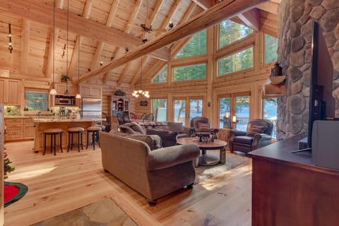 Lodgepole Retreat - A Gorgeous Classic 3BR Log Cabin with Private Hot Tub Casa in Truckee