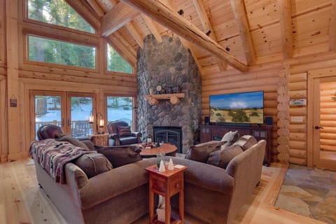 Lodgepole Retreat - A Gorgeous Classic 3BR Log Cabin with Private Hot Tub Casa in Truckee