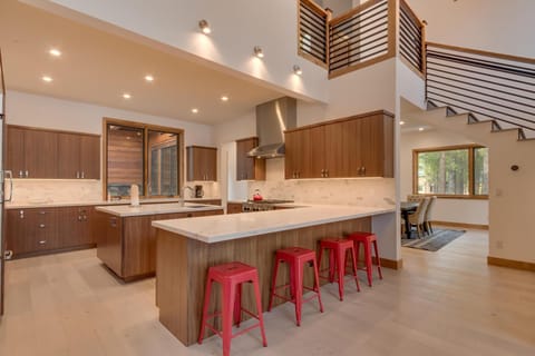 Meek Court at Grays Crossing - Modern Luxury with Private Hot Tub House in Truckee