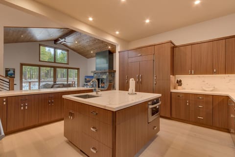 Meek Court at Grays Crossing - Modern Luxury with Private Hot Tub House in Truckee