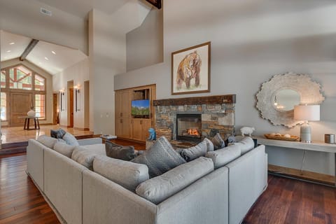Mountain Majesty at Grays Crossing - Luxury 4BR 4BA w Private Hot Tub House in Truckee