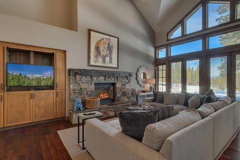 Mountain Majesty at Grays Crossing - Luxury 4BR 4BA w Private Hot Tub Haus in Truckee
