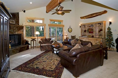 Olive Branch - Private Hot Tub, Media Room, Pet-Friendly, Near Northstar! House in Lake Tahoe