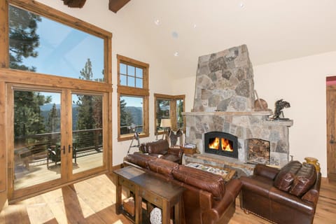 Overlook Lake View Lodge at Tahoe Donner- Dog Friendly 4BR with Private Hot Tub House in Truckee