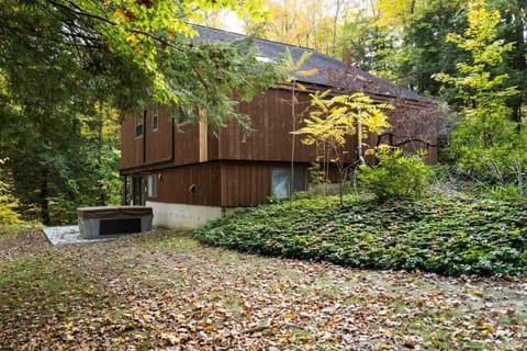 Berkshire Vacation Rentals: Stonebridge Cabin: Modern Amenities Enjoy Nature House in Lee