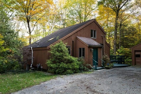 Berkshire Vacation Rentals: Stonebridge Cabin: Modern Amenities Enjoy Nature House in Lee