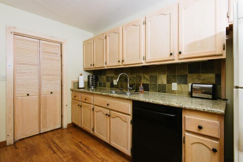 Pioneer Lake View- 4BR Easy Walk to Town Private Hot Tub - Sleeps 11 House in Tahoe City