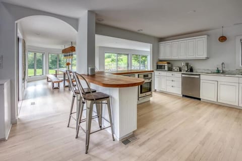Berkshire Vacation Rentals: The Brookman: Renovated 6000 SF Estate On 40 Acres Maison in Williamstown
