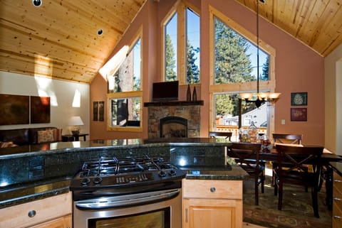 Red Cedar on North Shore - Beautiful 3BR w Gorgeous Furnishings in Tahoe City House in Tahoe City