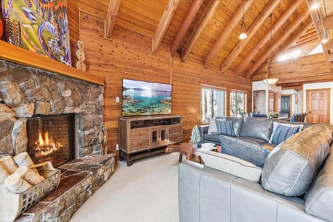 Ponderosa Pines - Custom 3 BR - Pet Friendly Private Hot Tub - Ski Shuttle House in Northstar Drive