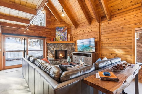 Ponderosa Pines - Custom 3 BR - Pet Friendly Private Hot Tub - Ski Shuttle House in Northstar Drive