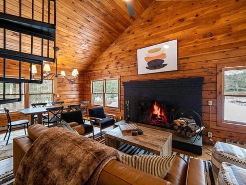 Berkshire Vacation Rentals: Private Cabin On Over 12 Acres Of Woods Maison in Becket