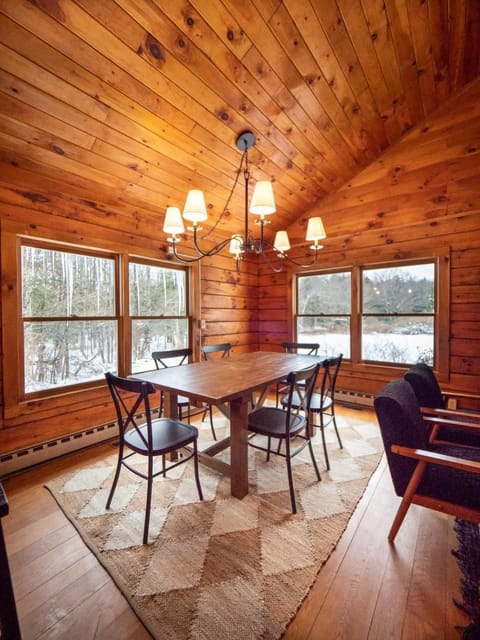 Berkshire Vacation Rentals: Private Cabin On Over 12 Acres Of Woods Maison in Becket