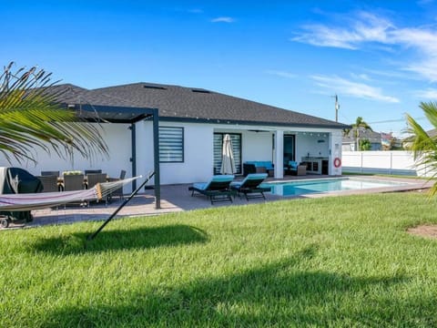 Casa Sevilla, heated pool, sleeps 9, 4B3B House in Cape Coral
