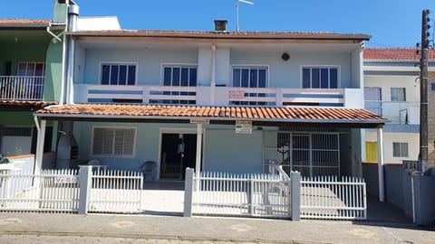 Apto 3 quartos, 12 pessoas, ar, wifi, prox 3 praias. Apartment in São Francisco do Sul