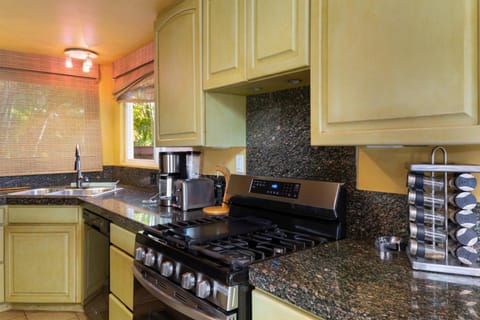 Coffee/tea facilities, Kitchen or kitchenette, dishwasher, stove, toaster