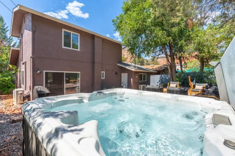 Amethyst Retreat. Back Yard with Hot Tub & Views! House in Sedona