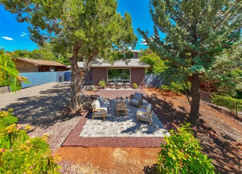 Amethyst Retreat. Back Yard with Hot Tub & Views! House in Sedona