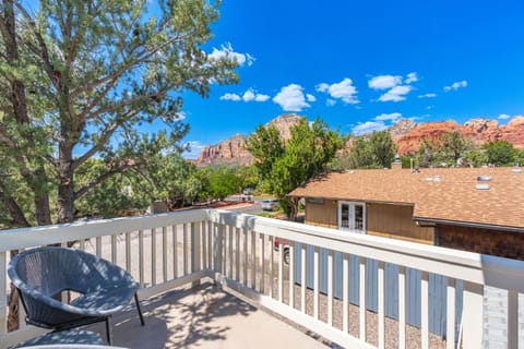 Amethyst Retreat. Back Yard with Hot Tub & Views! House in Sedona