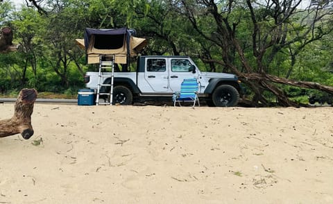 Explore Maui's diverse campgrounds and uncover the island's beauty from fresh perspectives every day as you journey with Aloha Glamp's great jeep equipped with a rooftop tent Tenda di lusso in Paia