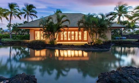 Luxury Villa Steps to Ocean w/ 3+ Bedroom Sleeps 8 Chalet in Puako