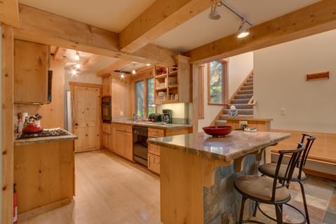 West Pine Cabin on the West Shore - 3 BR, Hot Tub, Pool Table, Pet Friendly House in Tahoe City