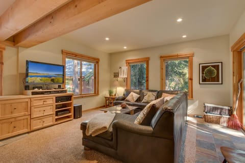 West Pine Cabin on the West Shore - 3 BR, Hot Tub, Pool Table, Pet Friendly House in Tahoe City