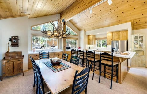 New Listing! Woodland Heights at Tahoe Park- Pet Friendly - Private Beach Maison in Tahoe City