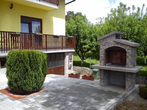 Patio, BBQ facilities