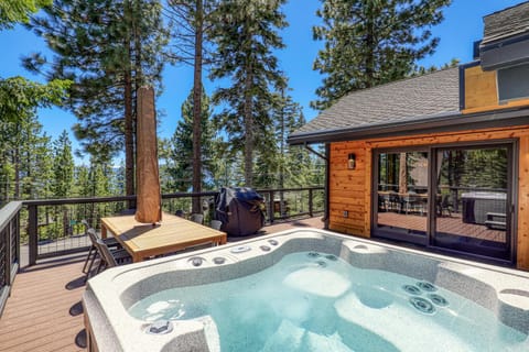 The Hideout at Dollar Point - Private Hot Tub, Lake View, Recently Renovated, Central to Skiing! House in Dollar Point