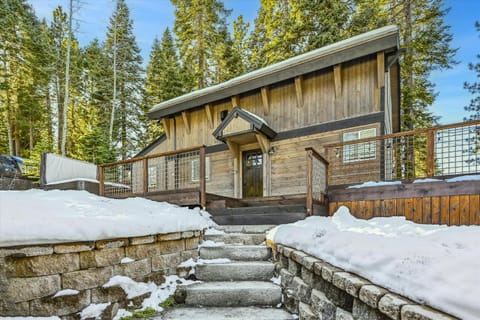 Granlibakken Getaway- West Shore Retreat-Central Location-Hot Tub-Near Skiing House in Tahoe City