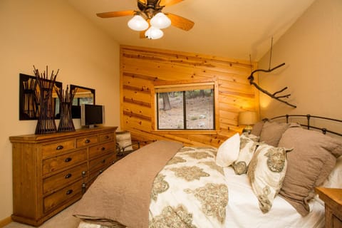 St Bernard at Tahoe Donner Remodeled 3BR - Private Hot Tub and Gym and Pool Access Maison in Truckee