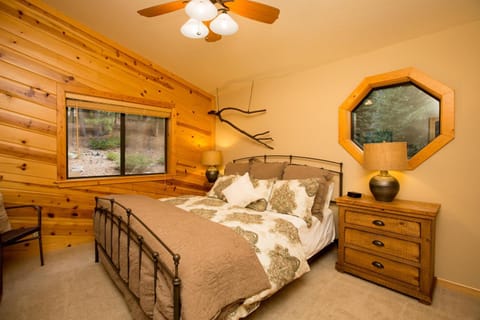 St Bernard at Tahoe Donner Remodeled 3BR - Private Hot Tub and Gym and Pool Access Casa in Truckee