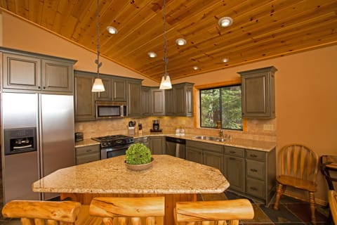 St Bernard at Tahoe Donner Remodeled 3BR - Private Hot Tub and Gym and Pool Access House in Truckee