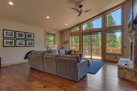 Spruce Haven at Tahoe Donner - Luxury Pet Friendly Cabin w Private Hot Tub House in Truckee