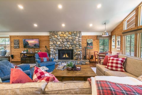 Tall Pines Lodge at Northstar - Three Story Home with Tall Ceilings, Pet Friendly, Shuttle Service House in Northstar Drive