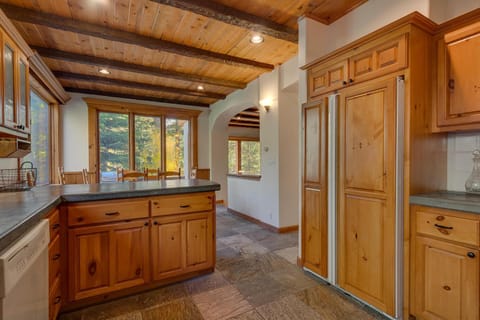 Swiss Chalet-Palisades, 6 BR, Hot Tub, Pets Ok, Ski Shuttle! House in Palisades Tahoe (Olympic Valley)